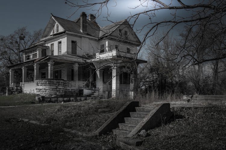 The Haunting in the Old Mansion: A Family&#8217;s Terrifying Encounter